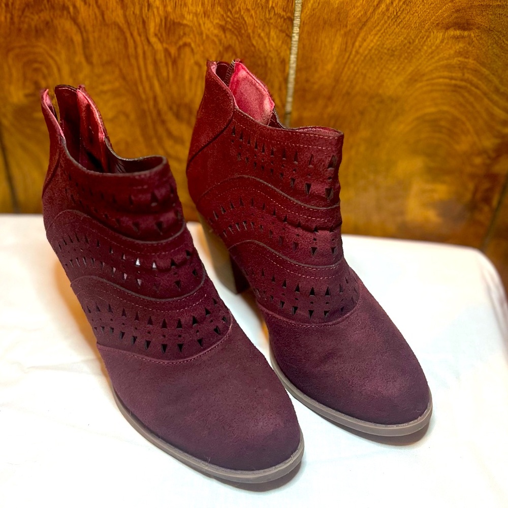 Diba - Maddie Cut Out Heeled Laser Cut Bootie - size 7 - Burgundy - Picture 6 of 8